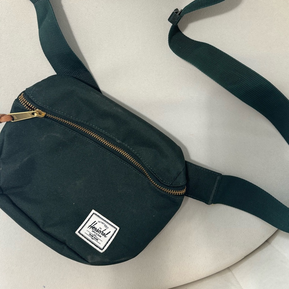 Hershel banana bag (hip pack bag) barely used, great condition.